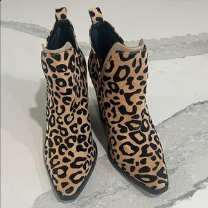 Qupid‎ Tan and Black Leopard Ankle Booties Size 9